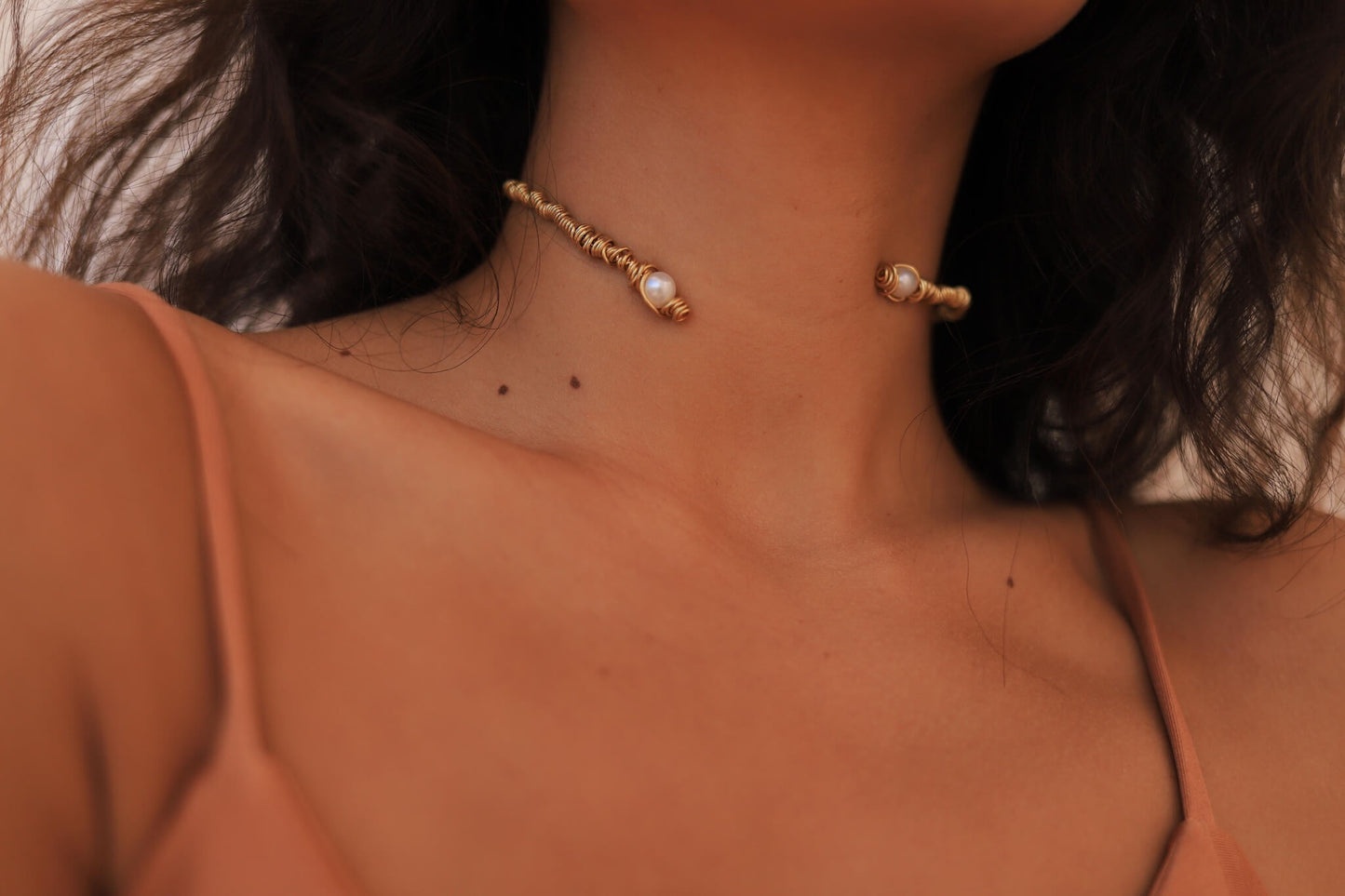 "WIRE" CHOKER WITH PEARLS MINI