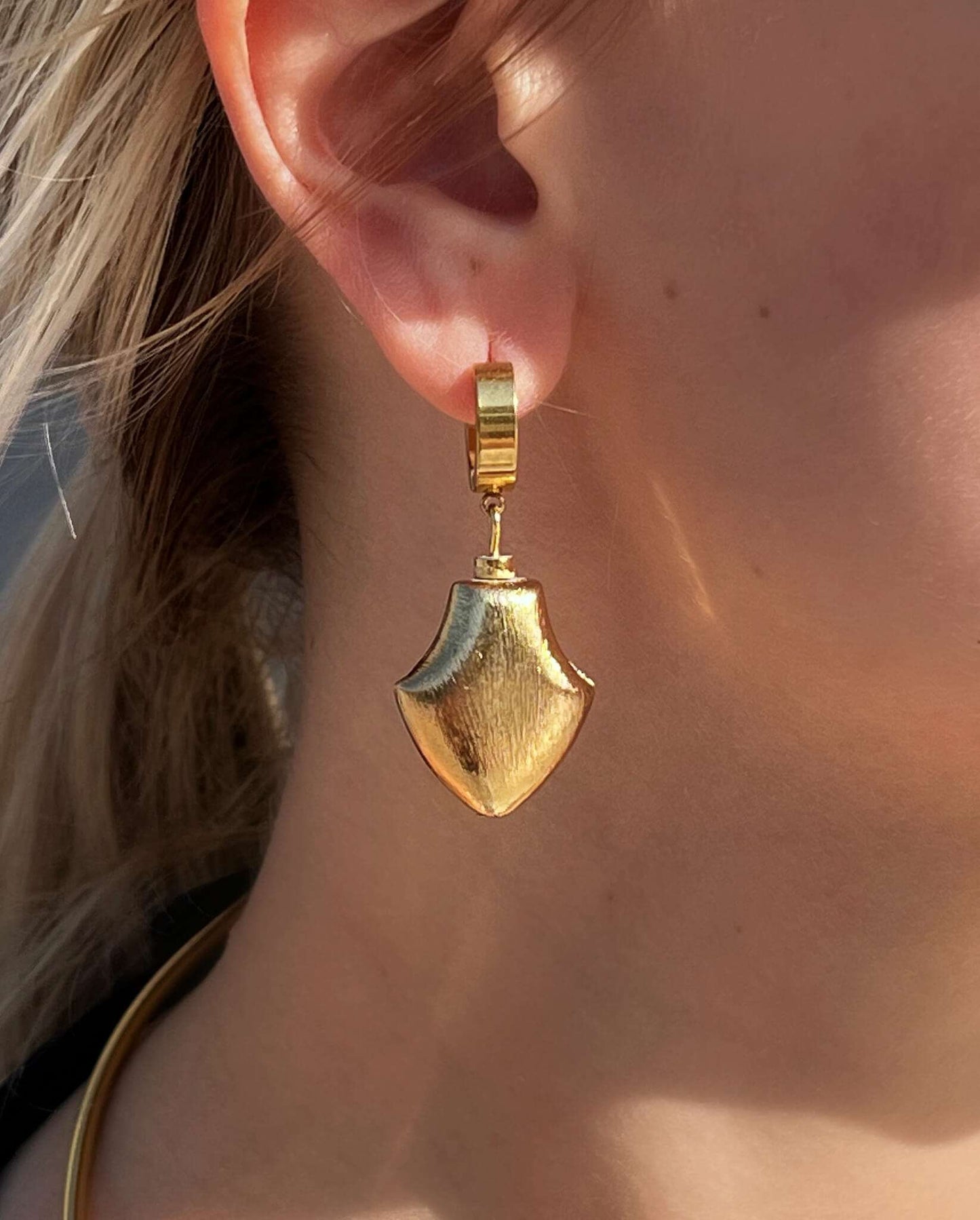 “EWER” EARRINGS